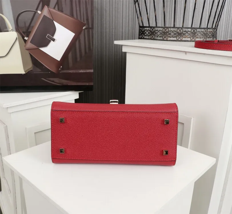 In stock👉Original small size big red👉Valextra Valextra Iside, known as Italian Hermès, is one of the most representative designs of Valextra. There is no obvious logo, but the simple collective line design is very recognizable, full of architectural art, and shows a capable and intellectual style. It is made of imported palm-print lining cowhide, with up to five stitches of handwork, and the shiny oil edges test the skill of the craftsman. Small size: 22Cm